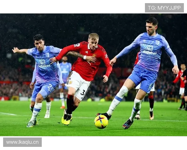 切尔西控球占优却威胁不足,进攻效率问题逐步反映在比赛结果中 切尔西控球占优却威胁不足,进攻效率问题逐步反映在比赛结果中