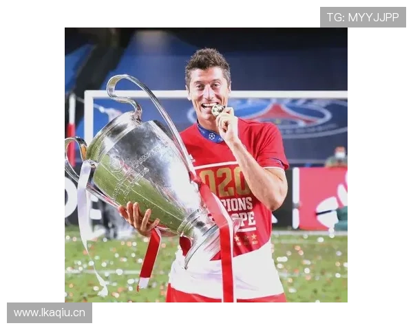 莱万多夫斯基拜仁巅峰期荣誉与核心地位解析