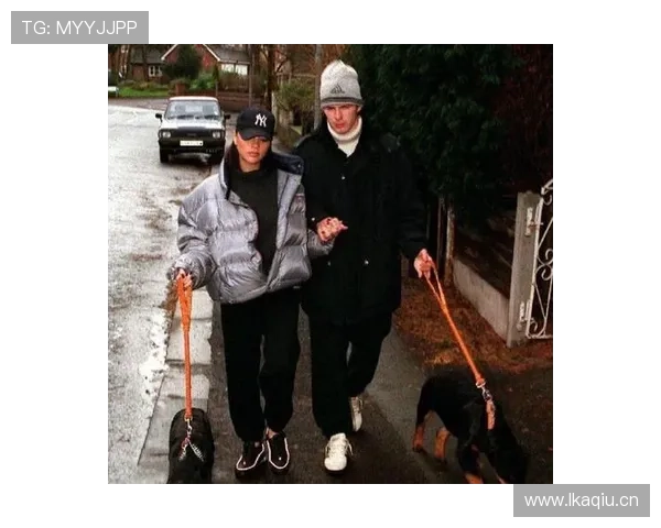 刚刷到贝克汉姆穿睡袍遛狗，狗链比我这月房租贵，旁边还跟着两个西装保镖