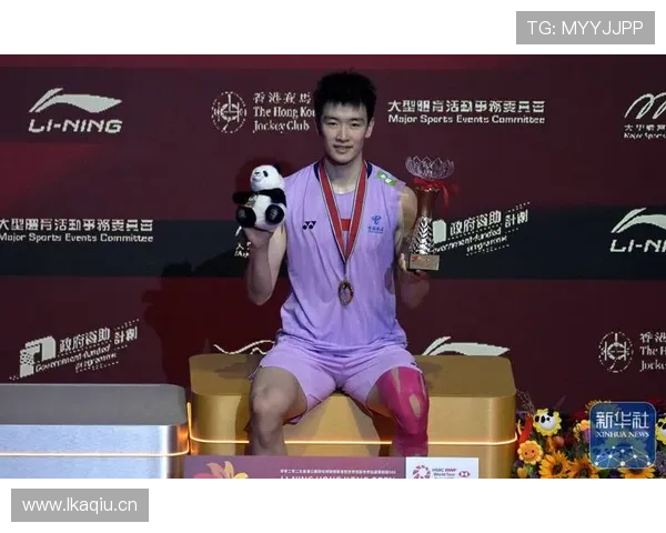 李诗沣打完比赛直接去逛奢侈品店，完全不像隔壁那个拼命运动的样子啊！