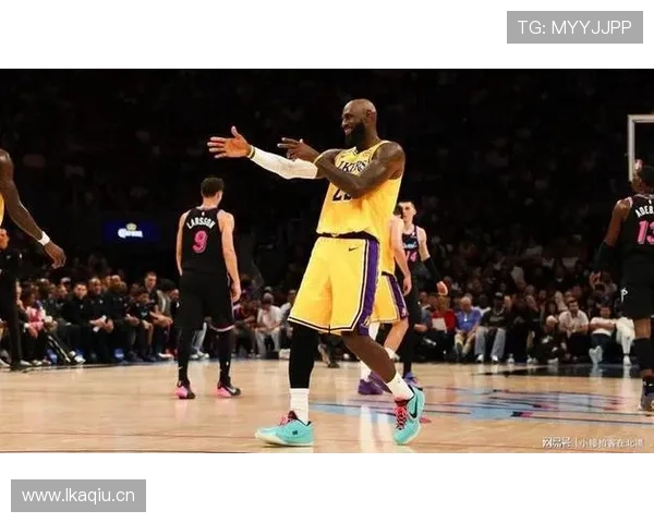 勒布朗连续季后赛突破篮筐，率队关键时刻得分爆发提升胜率