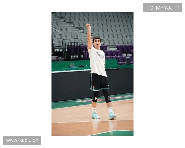 郭艾伦今天又穿着球鞋去逛街，路人全懵了，这球星也太接地气吧！